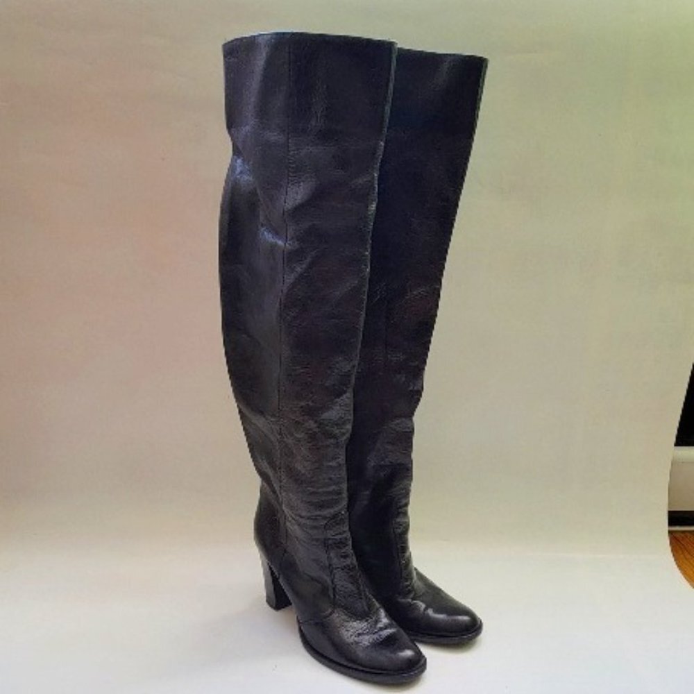 WOMEN TALL SLIP ON LEATHER BOOTS SIZE 38 1/2" USED
